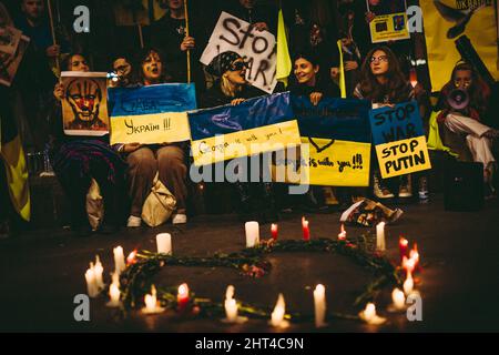 Barcelona, Spanien. 26.. Februar 2022. Pro-ukrainische Demonstranten, die Schilder halten, fordern Maßnahmen zur Beendigung des Krieges, da russische Truppen sich in Kiew nähern Kredit: Matthias Oesterle/Alamy Live News Stockfoto