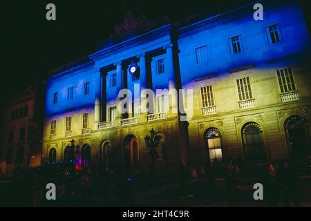 Barcelona, Spanien. 26.. Februar 2022. Barcelonas Rathaus ist in ukrainischen Farben beleuchtet, um Solidarität zu zeigen, während russische Truppen sich in Kiew nähern.Quelle: Matthias Oesterle/Alamy Live News Stockfoto