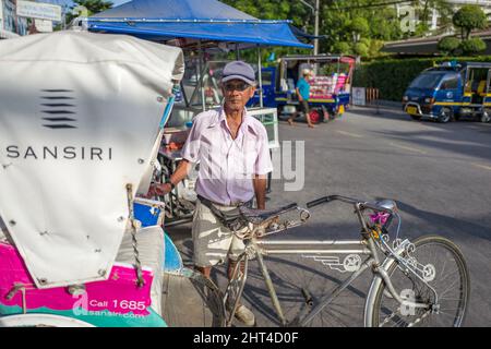 Rikscha-Fahrer in Hua hin. Dies ist ein altes Fischerdorf, das zu einem der beliebtesten Reiseziele in Thailand wurde. Stockfoto