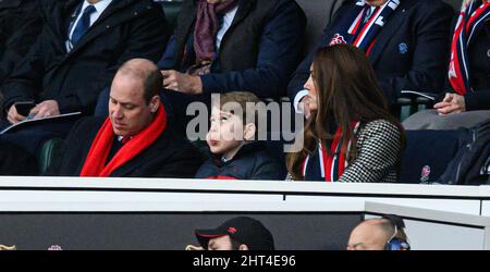 Twickenham, london, Großbritannien. 26. Februar 2022 - England gegen Wales - Guinness Six Nations - Twickenham Stadium Prinz William, Catherine Herzogin von Cambridge und Prinz George während des Spiels gegen Wales Bildquelle : © Mark Pain / Alamy Live News Stockfoto