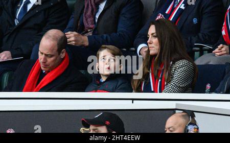 Twickenham, london, Großbritannien. 26. Februar 2022 - England gegen Wales - Guinness Six Nations - Twickenham Stadium Prinz William, Catherine Herzogin von Cambridge und Prinz George während des Spiels gegen Wales Bildquelle : © Mark Pain / Alamy Live News Stockfoto