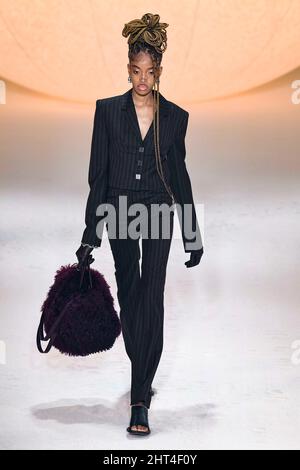 Mailand, Italien. 26.. Februar 2022. HINTERHALT Herbst/Winter 2022-23 Start- und Landebahn während der Milan Fashion Week, 2022. Februar - Mailand, Italien. 26/02/2022 Credit: dpa/Alamy Live News Stockfoto