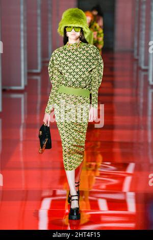 Mailand, Italien. 25.. Februar 2022. VERSACE Herbst/Winter 2022-23 Runway während der Milan Fashion Week, 2022. Februar - Mailand, Italien. 25/02/2022 Credit: dpa/Alamy Live News Stockfoto