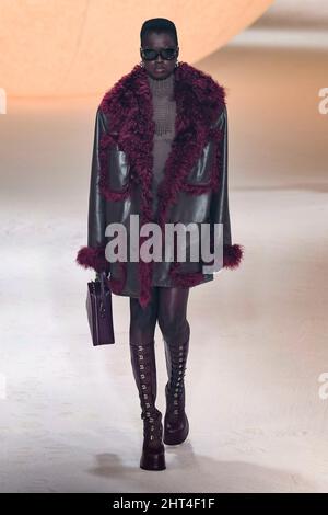 Mailand, Italien. 26.. Februar 2022. HINTERHALT Herbst/Winter 2022-23 Start- und Landebahn während der Milan Fashion Week, 2022. Februar - Mailand, Italien. 26/02/2022 Credit: dpa/Alamy Live News Stockfoto