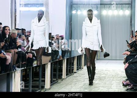 Mailand, Italien. 26.. Februar 2022. TRUSSARDI Herbst/Winter 2022-23 Start- und Landebahn während der Milan Fashion Week, 2022. Februar - Mailand, Italien. 26/02/2022 Credit: dpa/Alamy Live News Stockfoto