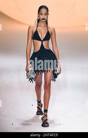 Mailand, Italien. 26.. Februar 2022. HINTERHALT Herbst/Winter 2022-23 Start- und Landebahn während der Milan Fashion Week, 2022. Februar - Mailand, Italien. 26/02/2022 Credit: dpa/Alamy Live News Stockfoto