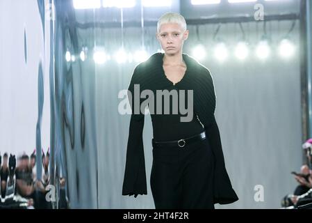 Mailand, Italien. 26.. Februar 2022. TRUSSARDI Herbst/Winter 2022-23 Start- und Landebahn während der Milan Fashion Week, 2022. Februar - Mailand, Italien. 26/02/2022 Credit: dpa/Alamy Live News Stockfoto