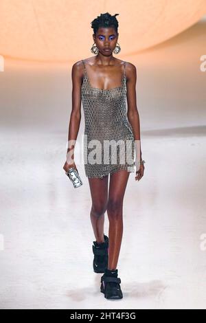 Mailand, Italien. 26.. Februar 2022. HINTERHALT Herbst/Winter 2022-23 Start- und Landebahn während der Milan Fashion Week, 2022. Februar - Mailand, Italien. 26/02/2022 Credit: dpa/Alamy Live News Stockfoto