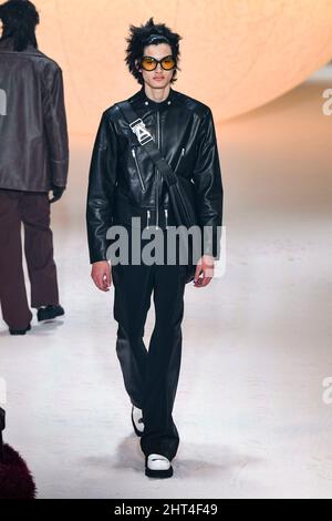 Mailand, Italien. 26.. Februar 2022. HINTERHALT Herbst/Winter 2022-23 Start- und Landebahn während der Milan Fashion Week, 2022. Februar - Mailand, Italien. 26/02/2022 Credit: dpa/Alamy Live News Stockfoto