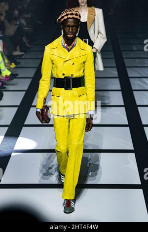 Mailand, Italien. 25.. Februar 2022. GUCCI Herbst/Winter 2022-23 Runway während der Milan Fashion Week, 2022. Februar - Mailand, Italien. 25/02/2022 Credit: dpa/Alamy Live News Stockfoto