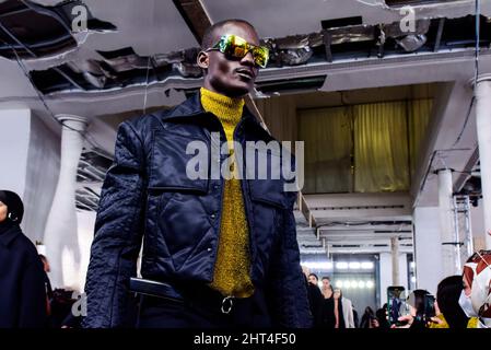 Mailand, Italien. 26.. Februar 2022. TRUSSARDI Herbst/Winter 2022-23 Start- und Landebahn während der Milan Fashion Week, 2022. Februar - Mailand, Italien. 26/02/2022 Credit: dpa/Alamy Live News Stockfoto