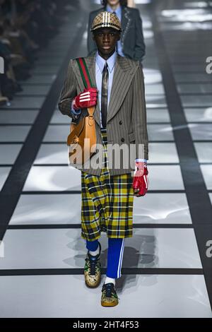 Mailand, Italien. 25.. Februar 2022. GUCCI Herbst/Winter 2022-23 Runway während der Milan Fashion Week, 2022. Februar - Mailand, Italien. 25/02/2022 Credit: dpa/Alamy Live News Stockfoto