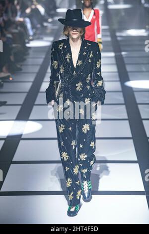 Mailand, Italien. 25.. Februar 2022. GUCCI Herbst/Winter 2022-23 Runway während der Milan Fashion Week, 2022. Februar - Mailand, Italien. 25/02/2022 Credit: dpa/Alamy Live News Stockfoto