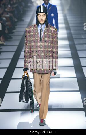 Mailand, Italien. 25.. Februar 2022. GUCCI Herbst/Winter 2022-23 Runway während der Milan Fashion Week, 2022. Februar - Mailand, Italien. 25/02/2022 Credit: dpa/Alamy Live News Stockfoto