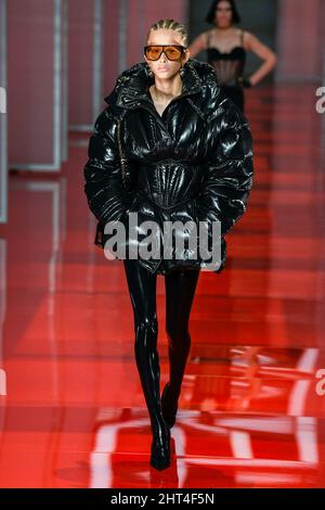 Mailand, Italien. 25.. Februar 2022. VERSACE Herbst/Winter 2022-23 Runway während der Milan Fashion Week, 2022. Februar - Mailand, Italien. 25/02/2022 Credit: dpa/Alamy Live News Stockfoto