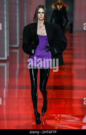 Mailand, Italien. 25.. Februar 2022. VERSACE Herbst/Winter 2022-23 Runway während der Milan Fashion Week, 2022. Februar - Mailand, Italien. 25/02/2022 Credit: dpa/Alamy Live News Stockfoto