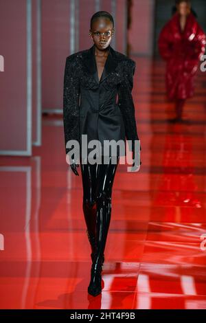 Mailand, Italien. 25.. Februar 2022. VERSACE Herbst/Winter 2022-23 Runway während der Milan Fashion Week, 2022. Februar - Mailand, Italien. 25/02/2022 Credit: dpa/Alamy Live News Stockfoto