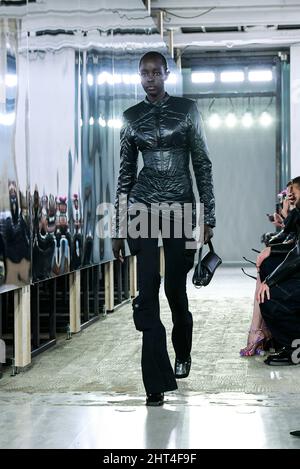 Mailand, Italien. 26.. Februar 2022. TRUSSARDI Herbst/Winter 2022-23 Start- und Landebahn während der Milan Fashion Week, 2022. Februar - Mailand, Italien. 26/02/2022 Credit: dpa/Alamy Live News Stockfoto