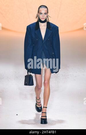 Mailand, Italien. 26.. Februar 2022. HINTERHALT Herbst/Winter 2022-23 Start- und Landebahn während der Milan Fashion Week, 2022. Februar - Mailand, Italien. 26/02/2022 Credit: dpa/Alamy Live News Stockfoto