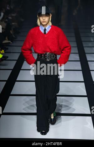 Mailand, Italien. 25.. Februar 2022. GUCCI Herbst/Winter 2022-23 Runway während der Milan Fashion Week, 2022. Februar - Mailand, Italien. 25/02/2022 Credit: dpa/Alamy Live News Stockfoto