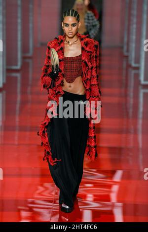 Mailand, Italien. 25.. Februar 2022. VERSACE Herbst/Winter 2022-23 Runway während der Milan Fashion Week, 2022. Februar - Mailand, Italien. 25/02/2022 Credit: dpa/Alamy Live News Stockfoto