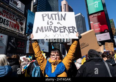 New York, USA. 26.. Februar 2022. Hunderte Demonstranten veranstalten am 26. Februar 2022 eine Kundgebung gegen die russische Invasion in die Ukraine auf dem Times Square in New York. (Foto von Lev Radin/Sipa USA) Quelle: SIPA USA/Alamy Live News Stockfoto