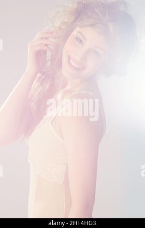 Shes eine natürliche Schönheit. Surreale Aufnahme einer jungen Frau durch Nebel. Stockfoto