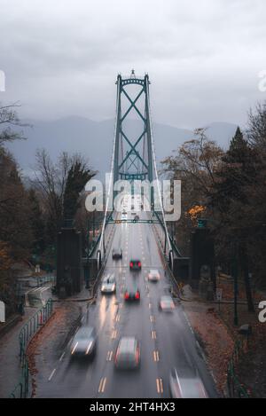 Eine vertikale Aufnahme der Lions Gate Bridge im Stanley Park.Vancouver, Kanada Stockfoto