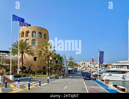 Puerto Banus, Marbella, Spanien - 31. Januar 2022: Wachturm und Luxusjachten, Luxusgeschäfte und Restaurants an exklusiver Lage an der Costa del Sol Stockfoto