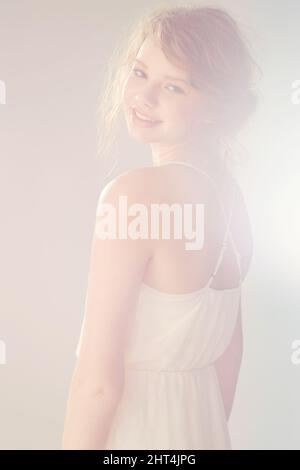 Neblige Anziehungskraft. Surreale Aufnahme einer jungen Frau durch Nebel. Stockfoto