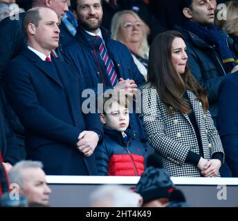 London, Großbritannien. 26.. Februar 2022. LONDON, ENGLAND – 26. FEBRUAR: L-RPrince William, der Duke of Cambridge, Patron der walisischen Rugby Union George und seine Mutter Kate, die Herzogin von Cambridge, Patron der Rugby Football Union während des Guinness Six Nations-Spiels zwischen England und Wales, am 26.. Februar 2022 im Twickenham Stadium in London, England Credit: Action Foto Sport/Alamy Live News Stockfoto