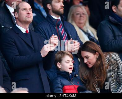 London, Großbritannien. 26.. Februar 2022. LONDON, ENGLAND – 26. FEBRUAR: L-RPrince William, der Duke of Cambridge, Patron der walisischen Rugby Union George und seine Mutter Kate, die Herzogin von Cambridge, Patron der Rugby Football Union während des Guinness Six Nations-Spiels zwischen England und Wales, am 26.. Februar 2022 im Twickenham Stadium in London, England Credit: Action Foto Sport/Alamy Live News Stockfoto