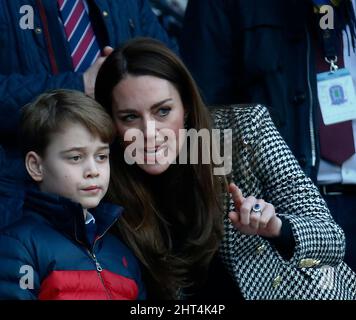 London, Großbritannien. 26.. Februar 2022. LONDON, ENGLAND - FEBRUAR 26: L-R George und seine Mutter Kate, die Herzogin von Cambridge, Patron der Rugby Football Union während des Guinness Six Nations-Spiels zwischen England und Wales, am 26.. Februar 2022 im Twickenham Stadium in London, England Credit: Action Foto Sport/Alamy Live News Stockfoto