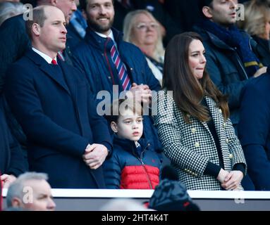 London, Großbritannien. 26.. Februar 2022. LONDON, ENGLAND – 26. FEBRUAR: L-RPrince William, der Duke of Cambridge, Patron der walisischen Rugby Union George und seine Mutter Kate, die Herzogin von Cambridge, Patron der Rugby Football Union während des Guinness Six Nations-Spiels zwischen England und Wales, am 26.. Februar 2022 im Twickenham Stadium in London, England Credit: Action Foto Sport/Alamy Live News Stockfoto