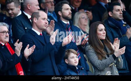 London, Großbritannien. 26.. Februar 2022. LONDON, ENGLAND – 26. FEBRUAR: L-RPrince William, der Duke of Cambridge, Patron der walisischen Rugby Union George und seine Mutter Kate, die Herzogin von Cambridge, Patron der Rugby Football Union während des Guinness Six Nations-Spiels zwischen England und Wales, am 26.. Februar 2022 im Twickenham Stadium in London, England Credit: Action Foto Sport/Alamy Live News Stockfoto