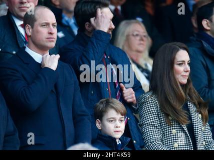 London, Großbritannien. 26.. Februar 2022. LONDON, ENGLAND – 26. FEBRUAR: L-RPrince William, der Duke of Cambridge, Patron der walisischen Rugby Union George und seine Mutter Kate, die Herzogin von Cambridge, Patron der Rugby Football Union während des Guinness Six Nations-Spiels zwischen England und Wales, am 26.. Februar 2022 im Twickenham Stadium in London, England Credit: Action Foto Sport/Alamy Live News Stockfoto