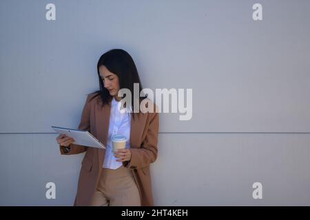 Nahaufnahme einer jungen schönen Frau, die mit ihrem Tablet arbeitet Stockfoto