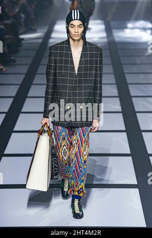 Mailand, Italien. 25.. Februar 2022. GUCCI Herbst/Winter 2022-23 Runway während der Milan Fashion Week, 2022. Februar - Mailand, Italien. 25/02/2022 Credit: dpa/Alamy Live News Stockfoto