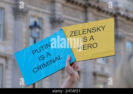 London, Großbritannien, 26.. Februar 2022, Hunderte versammelten sich in Whitehall bei einer Kundgebung und Demonstration gegen die ukrainische Invasion und forderten verstärkte Wirtschaftssanktionen, wie die Einschnitte beim Zugang zu dem Swift-Zahlungssystem für die russischen Banken. Kredit: Elfte Stunde Fotografie/Alamy Live Nachrichten Stockfoto