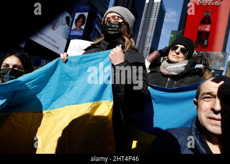 Anhänger der Ukraine singen Slogans mit Fahnen und Schildern während einer Kundgebung auf dem Times Square am 26. Februar 2022 in New York City. Menschen aus Aserbaidschan, Georgien und anderen indo-euroopäischen Ländern versammelten sich zwei Tage, nachdem er die Invasion in der Ukraine angeordnet hatte, solidarisch gegen den russischen Präsidenten Wladimir Putin. (Foto von John Lamparski/Sipa USA) Quelle: SIPA USA/Alamy Live News Stockfoto