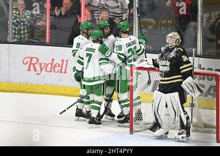 Spieler aus North Dakota feiern, nachdem sie bei einem NCAA-Männer-Hockeyspiel zwischen der Western Michigan University Broncos und der University of North Dakota am Samstag, 26. Februar 2022, in der Ralph Engelstad Arena in Grand Forks, ND, ein Tor erzielt haben. Von Russell Hons/CSM Stockfoto