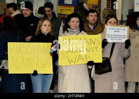 London, Großbritannien, 26.. Februar 2022, Ukrainer und ihre Anhänger anderer Nationalitäten protestierten bis in den Abend vor der russischen Botschaft, nachdem das Land am frühen Donnerstagmorgen eine Invasion des Putin-Regimes erlebt hatte. An den Wänden der Botschaft waren Kreidegraffiti zu sehen und Demonstranten hinterließen Plakate entlang des Geländers. Kredit: Elfte Stunde Fotografie/Alamy Live Nachrichten Stockfoto