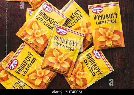 Draufsicht auf Vanillezucker von Dr. Oetker mit gelber Verpackung Stockfoto