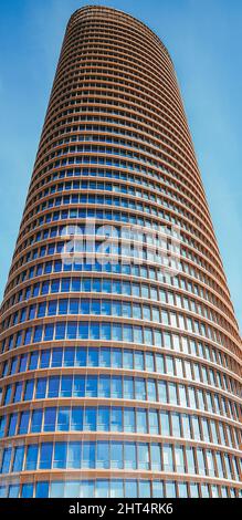 Vertikale Aufnahme des hohen modernen Gebäudes in einem niedrigen Winkel Stockfoto