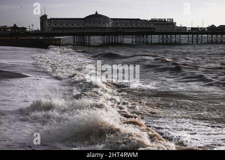 Landschaft des Brighton Palace Pier über dem Meer an einem regnerischen Tag in Großbritannien Stockfoto