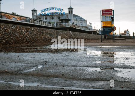 Blick im Freien am Brighton Pier mit reflektierenden Pfützen nach dem Regen Stockfoto