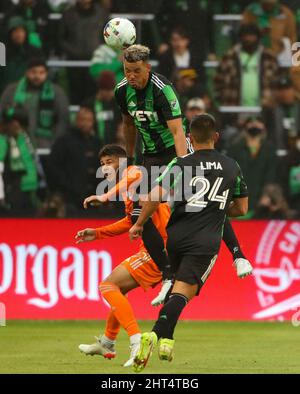 Austin, Texas, USA. 26. Februar 2022: Der FC Austin-Verteidiger Julio Cascante (18) springt während eines Fußballspiels der Major League am 26. Februar 2022 in Austin, Texas, um den Ball anzuführen. (Bild: © Scott Coleman/ZUMA Press Wire) Bild: ZUMA Press, Inc./Alamy Live News Stockfoto