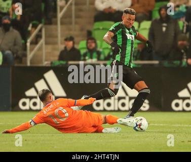 Austin, Texas, USA. 26. Februar 2022: Der FC Cincinnati Mittelfeldspieler Luciano Acosta (10) unterbricht den FC Austin-Verteidiger Julio Cascante (18) während eines Fußballspiels der Major League am 26. Februar 2022 in Austin, Texas. (Bild: © Scott Coleman/ZUMA Press Wire) Bild: ZUMA Press, Inc./Alamy Live News Stockfoto