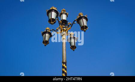 Low-Angle-Aufnahme einer der schönen Lampen aus dem wichtigsten viereckigen Königspalast, Madrid, Spanien Stockfoto