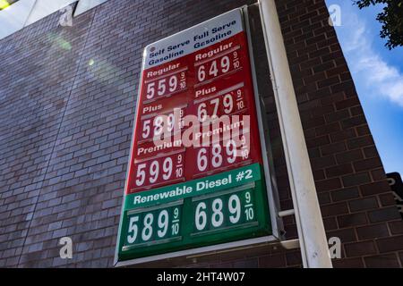 Los Angeles, USA. 26.. Februar 2022. Die Benzinpreise steigen in Los Angeles weiter an. 2/26/2022 Los Angeles, CA., USA (Foto: Ted Soqui/SIPA USA) Quelle: SIPA USA/Alamy Live News Stockfoto